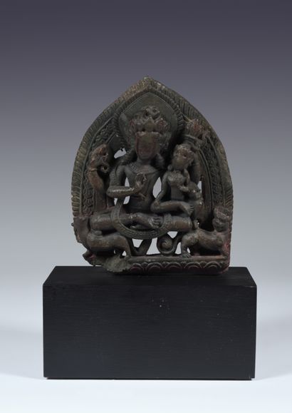 null Umamaheshvara
Népal, circa XVIIIe siècle
Pierre.
H. 22 cm
Le couple divin Shiva/Parvati...