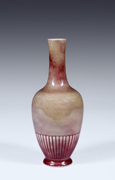 null Petit vase à col élancé
Chine, circa XIXe siècle
Porcelaine à glaçure « peau...