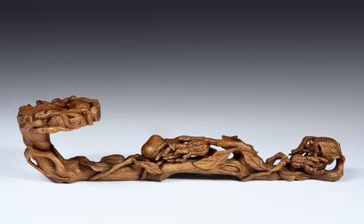 null Ruyi
Chine
Bois, L. 31 cm
Le corps de l’objet est finement sculpté
de grenades,...