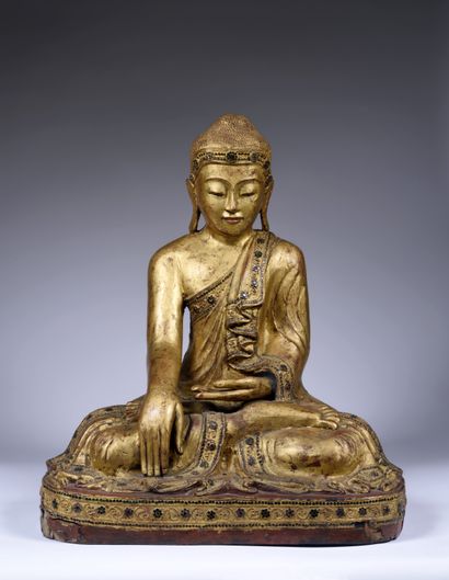 null Buddha
Myanmar (Birmanie) XXe siècle
Bois laqué or et éclats de verre colorés,
H....