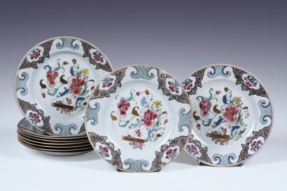 null Suite de dix assiettes à décor floral
Chine. Dynastie Qing XVIIIe siècle
Porcelaine...