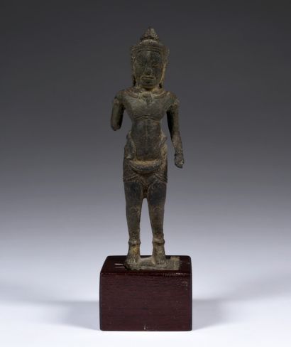 null Divinité masculine
Empire Khmer, circa XIIe - XIIIe siècle
Alliage cuivreux.
H....