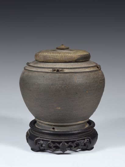 null Pot couvert
Vietnam, Dynastie Tran, XIVe - XVe
siècle
Terre cuite,
H. 17 cm