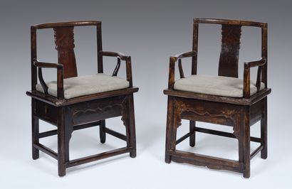 null Paire de fauteuils à tiroirs sous assise
Chine, circa XIXe - XXe siècle
Bois...
