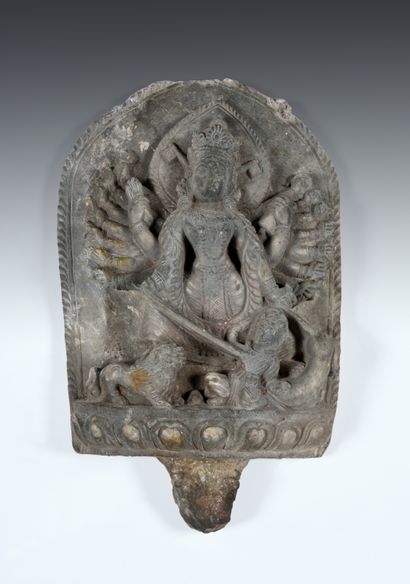 null Durga Mahishasuramardini
Népal, circa XVIIIe siècle
Pierre.
H. 40 cm
La déesse...