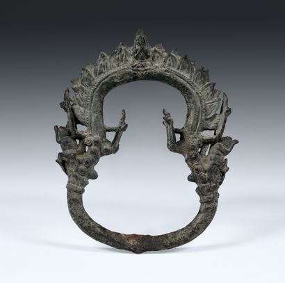 null Anneau de suspension
Empire Khmer, circa XIIe siècle
Alliage cuivreux oxydé.
H....