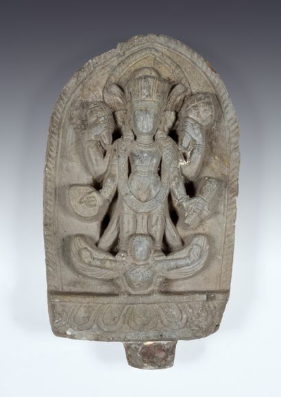 null Vishnu
Népal, circa XVIIIe - XIXe siècle
Pierre.
H. 50 cm
Debout sur le dos...