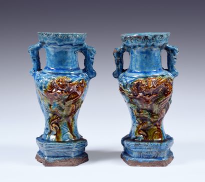 null Paire de vases à décors de dragons
Chine, fin de la dynastie Ming, XVIIe siècle
Céramique...