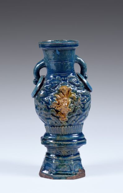null Vase à deux anses
Chine, fin de la dynastie Ming,
XVIIe siècle
Céramique émaillée
turquoise...