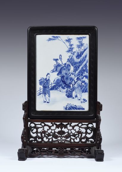 null Écran de table
Chine, circa XIXe - XXe siècle
Bois et porcelaine.
H. 62 cm
Un...