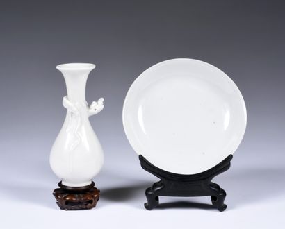 null Vase et coupelle
Chine, Fujian, Dehua,
circa XVIIe - XVIIIe siècle
Porcelaine...