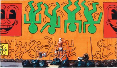 MARTHA COOPER (Américaine, née en 1943) Keith Haring painting the Houston/Bowery...