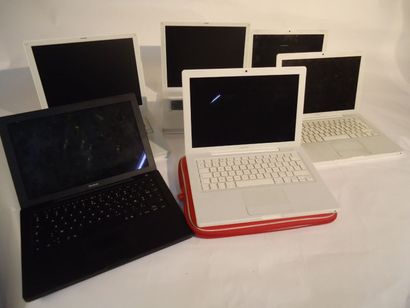 null POUR PIECES - 3 MacBook blancs, 1 MacBook noir, 2 iBook G4, 1 housse