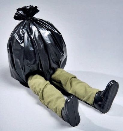 MARK JENKINS (Américain, né en 1970) Mini trashers
Sculpture, technique mixte,
édition...
