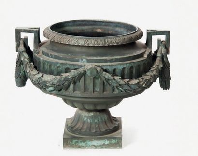 null Jardinière en bronze ciselé représentant un vase sur piédouche supportant une...
