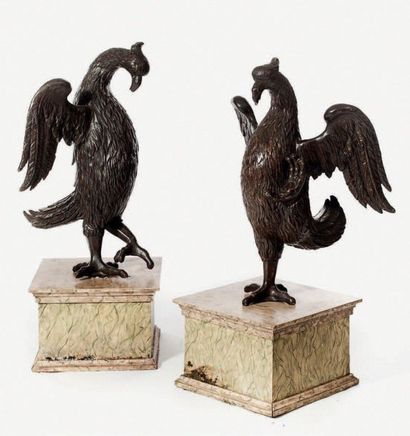 null Importante paire de bois sculptés représentant des phoenix aux ailes déployées...