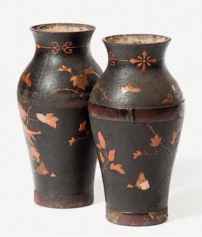 null Paire de vases en fonte de forme ovoïde laqués partiellement de branchages feuillagés...