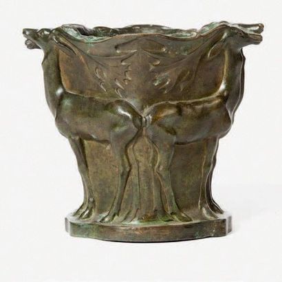 null Important vase urne en bronze à patine brun vert à décor de quatre cerfs accolés,...