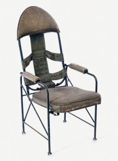 TRAVAIL ETRANGER VERS 1950 Curieux fauteuil à structure et bâti en tube d'acier laqué...