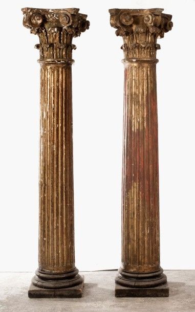 null Paire de colonnes cannelées en bois sculpté partiellement doré, chapiteau corinthien...