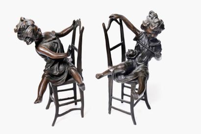 ANONYME Deux fillettes sur des chaises Deux bronzes portant une signature illisible...