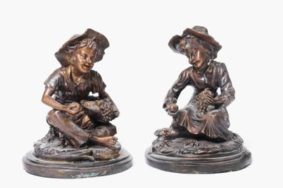 ANONYME Vendangeurs assis Deux petits bronzes Hauteur: 15 cm