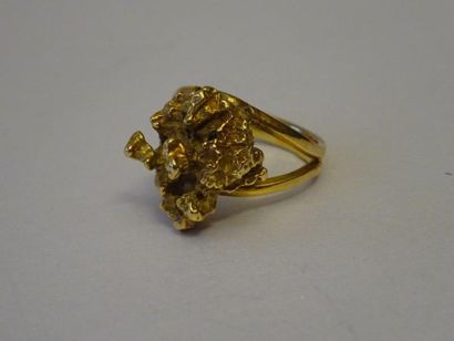 null Bague en or jaune simulant en pépite d'or (18 carats). Poids brut: 9,7 g