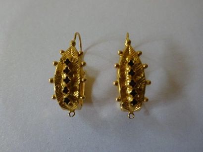 null Paire de boucles d'oreilles en or jaune (18 carats) serties de petits grenats...