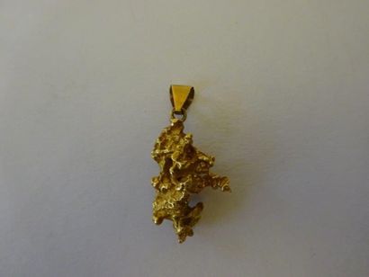 null C: Pendentif en or jaune (18 carats) simulant une pépite d'or. Poids brut: 18...