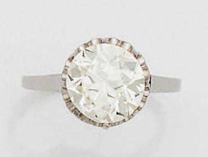 null BAGUE DIAMANT Ornée d'un diamant rond de taille ancienne pesant 2,56 carats,...