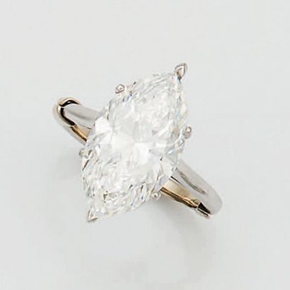 null BAGUE DIAMANT Ornée d'un diamant marquise pesant 6,75 carats, monture en platine,...