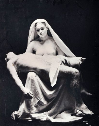 PAOLO CALIA 

PIETA, 1977

Tirage photographique noir et blanc

signé et daté en...