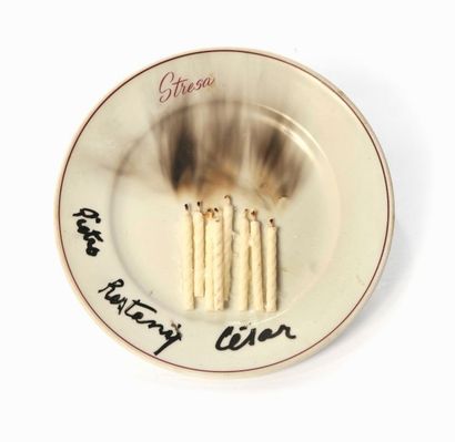 César (1921-1998) 

SANS TITRE

Bougies et traces de fumée

sur une assiette

du...