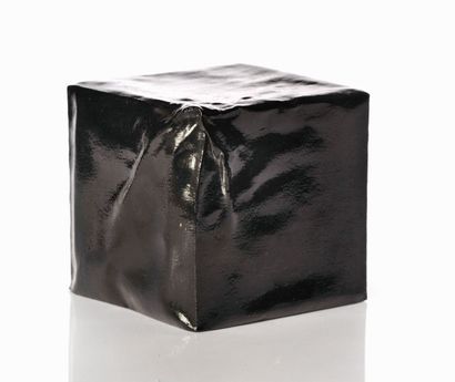 ANONYME 

SANS TITRE, 1973

Cube peint en noir, porte une signature, daté février...