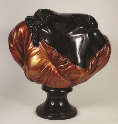 TRAVAIL ETRANGER, vers 1980 
Buste de femme en résine
Hauteur: 47 cm à vue