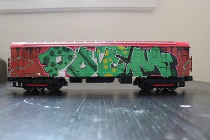POEM (Américain, né en 1964) Train miniature métalliqueR17 , 2016
Marqueur et peinture...