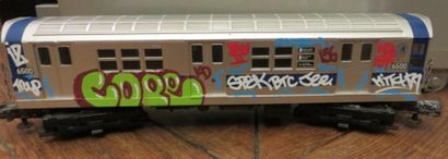 COPE 2 (Américain, né en 1968) Train miniature, 2015

Marqueur et peinture aérosol...