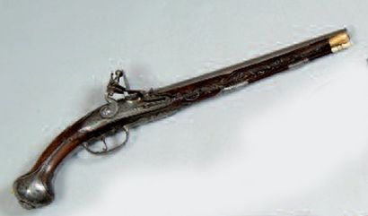 null LONG PISTOLET D'ARÇON À SILEX D'OFFICIER. Canon rond, poinçonné au tonnerre...