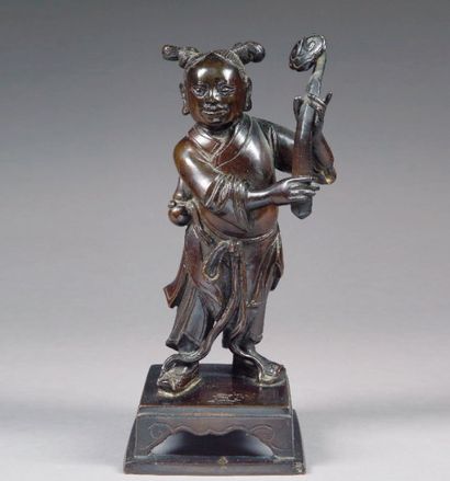 null STATUETTE EN BRONZE PATINÉ représentant un personnage tenant un sceptre Chine,...