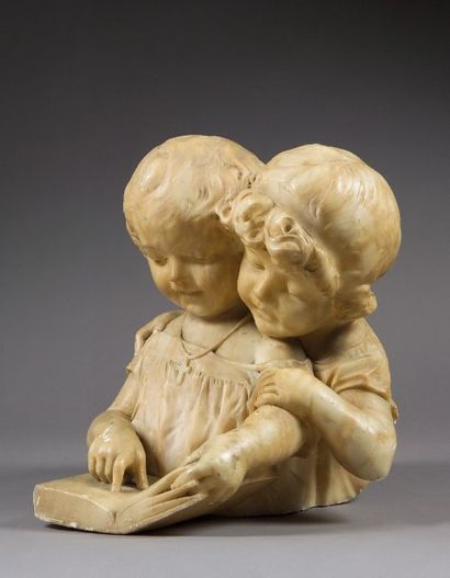 null CESARE LAPINI 1848-1893 Deux jeunes enfants lisant Sculpture en albâtre signée...