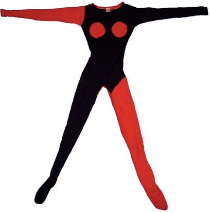 null Costume de femme noir avec deux ronds rouges et une jambe rouge devant, rouge...