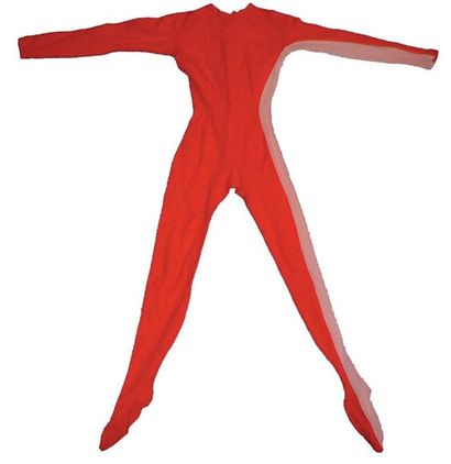 null Costume de femme rouge avec bande blanche Porte la mention Véro sur une étiquette...