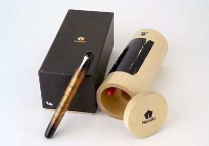 null NAMIKI plume collection empereur "les Oiseaux en Vol", dans son écrin