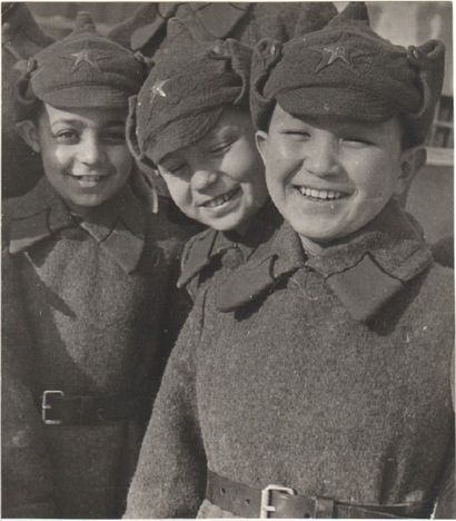 EMMANUIL EVZERIKHIN 1911-1984 EMMANUIL EVZERIKHIN 1911-1984

Trois garçons, cadets...