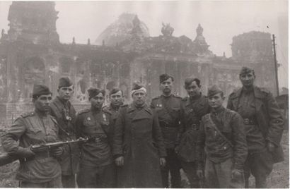 YAKOV RIUMKIN 1913-1986 YAKOV RIUMKIN 1913-1986

Images de soldats devant le Reichstag...