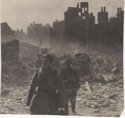 ALEKSANDR STANOVEV ALEKSANDR STANOVEV

Soldats dans une ville en ruine, 1945.

Tirage...