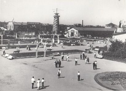 A. TARTAKOVSKI A. TARTAKOVSKI

Sans titre (place d'une ville), 1930.

Tirage argentique...
