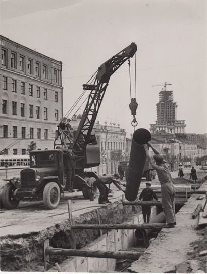 A. TARTAKOVSKI A. TARTAKOVSKI

Construction d'une route, 21 juin 1950.

Tirage argentique...