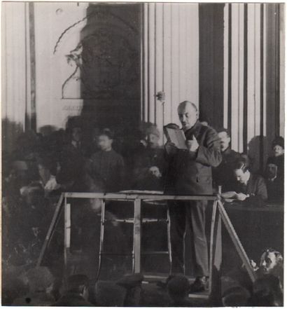 ANONYME ANONYME

Lénine prononçant un discours au meeting du Dixième Congrès du Parti...