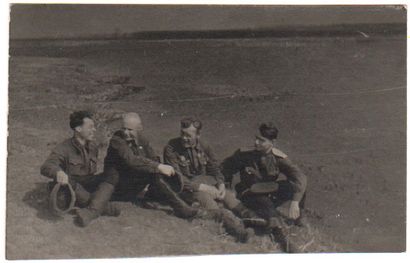 ANONYME ANONYME

Zelma (à gauche) avec un groupe de militaires, ca. 1930.

Tirage...
